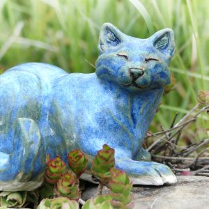 Petit chat bleu cristal couché