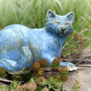 Petit chat bleu cristal couché