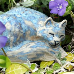 Petit chat endormi en rond ice cristal