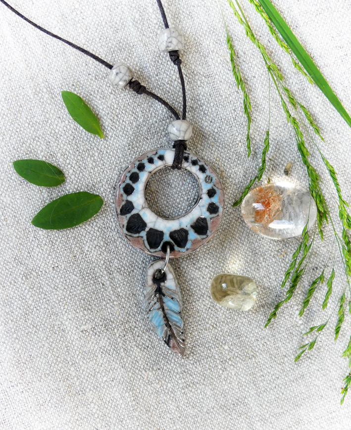 Pendentif attrape-rêves blanc, turquoise et brun clair en céramique cuisson Raku