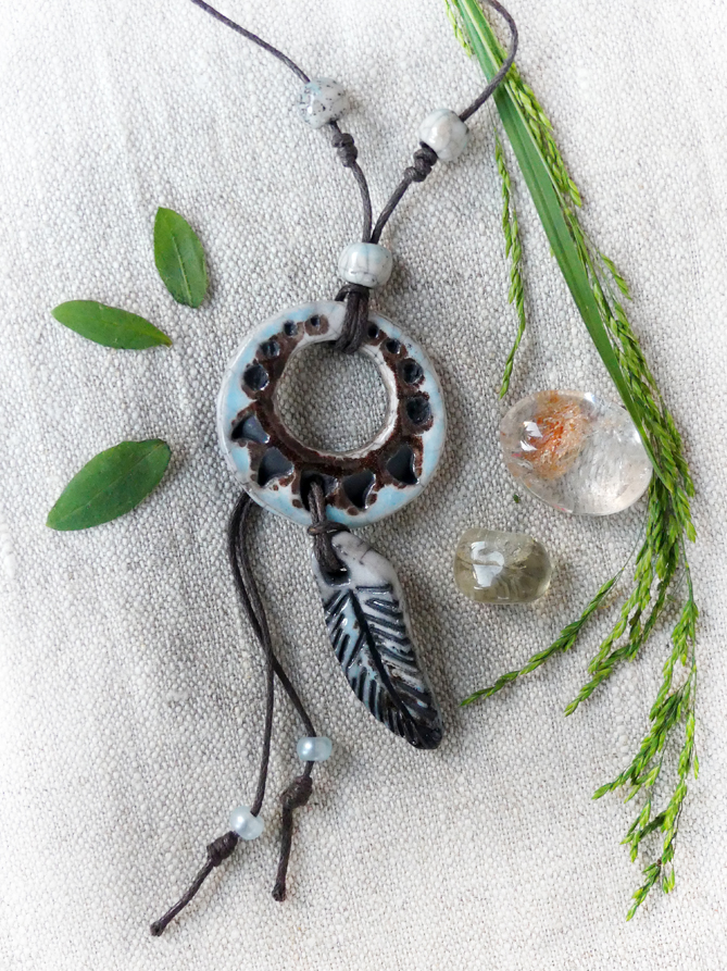 Pendentif attrape-rêves brun et bleu en céramique cuisson Raku