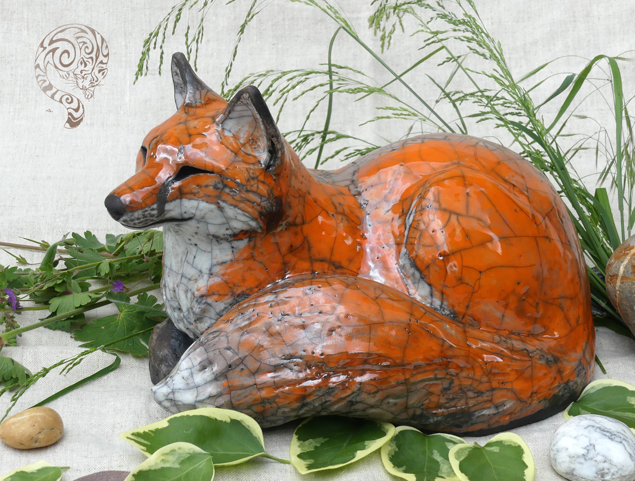 sculpture de renard couché en céramique (raku)
