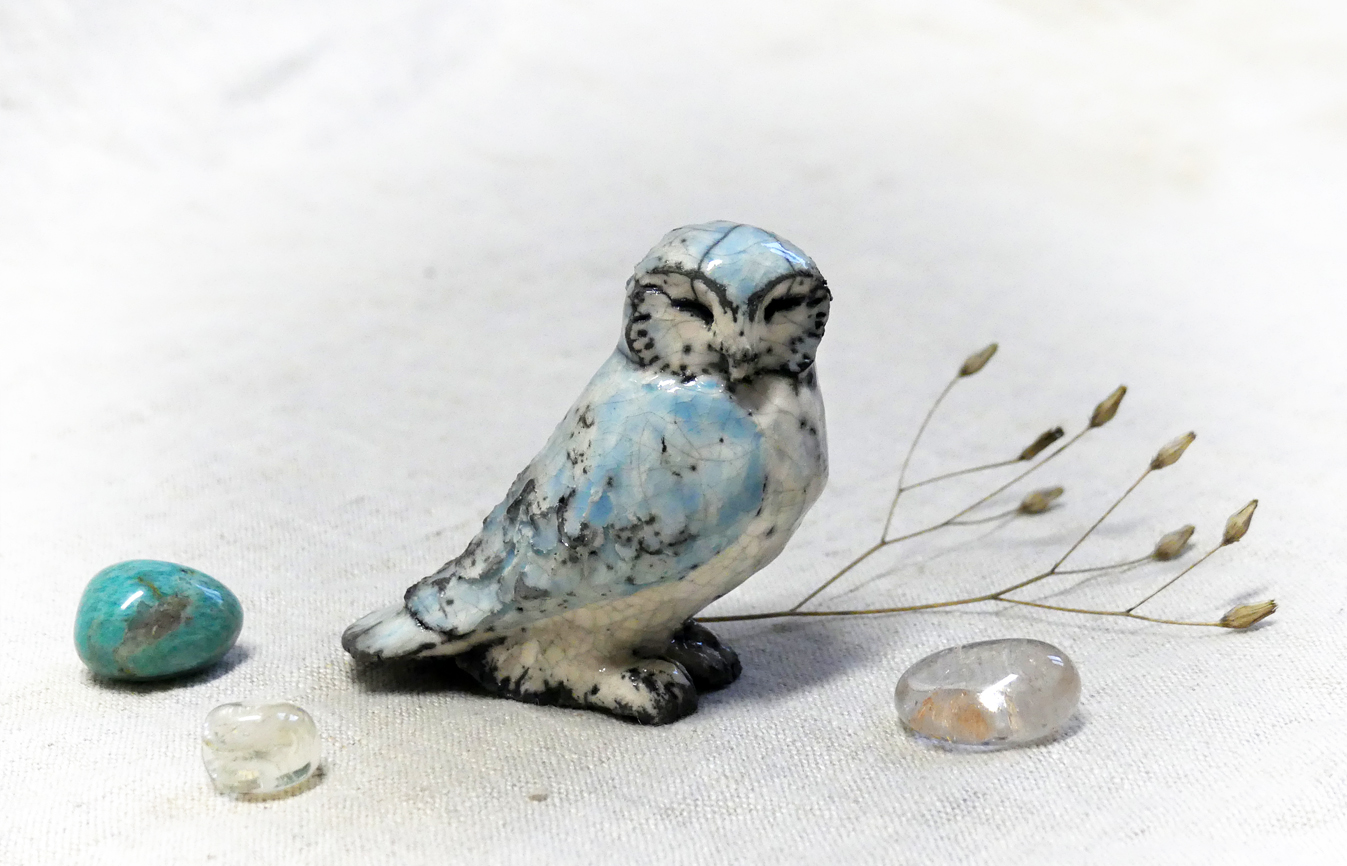 Petite chouette bleu turquoise et blanche en céramique cuisson Raku