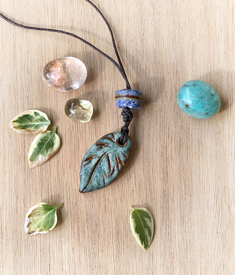 Pendentif feuille céramique