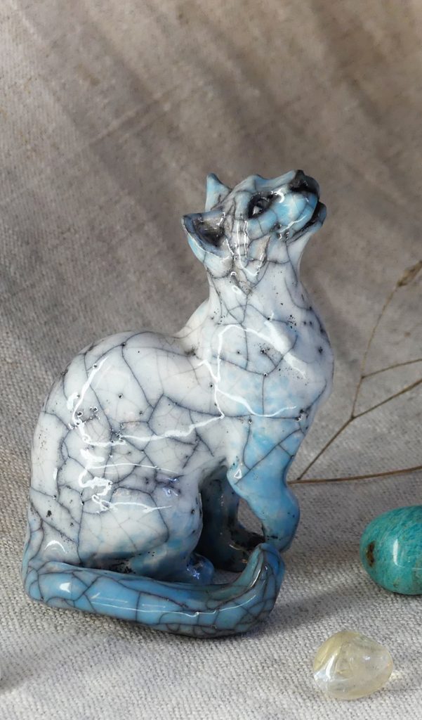 Sculpture de chat en céramique blanc et turquoise cuisson Raku