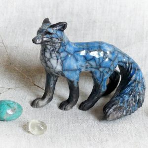 Renard bleu cobalt bien ancré sur ses 4 pattes