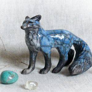 Renard bleu cobalt bien ancré sur ses 4 pattes