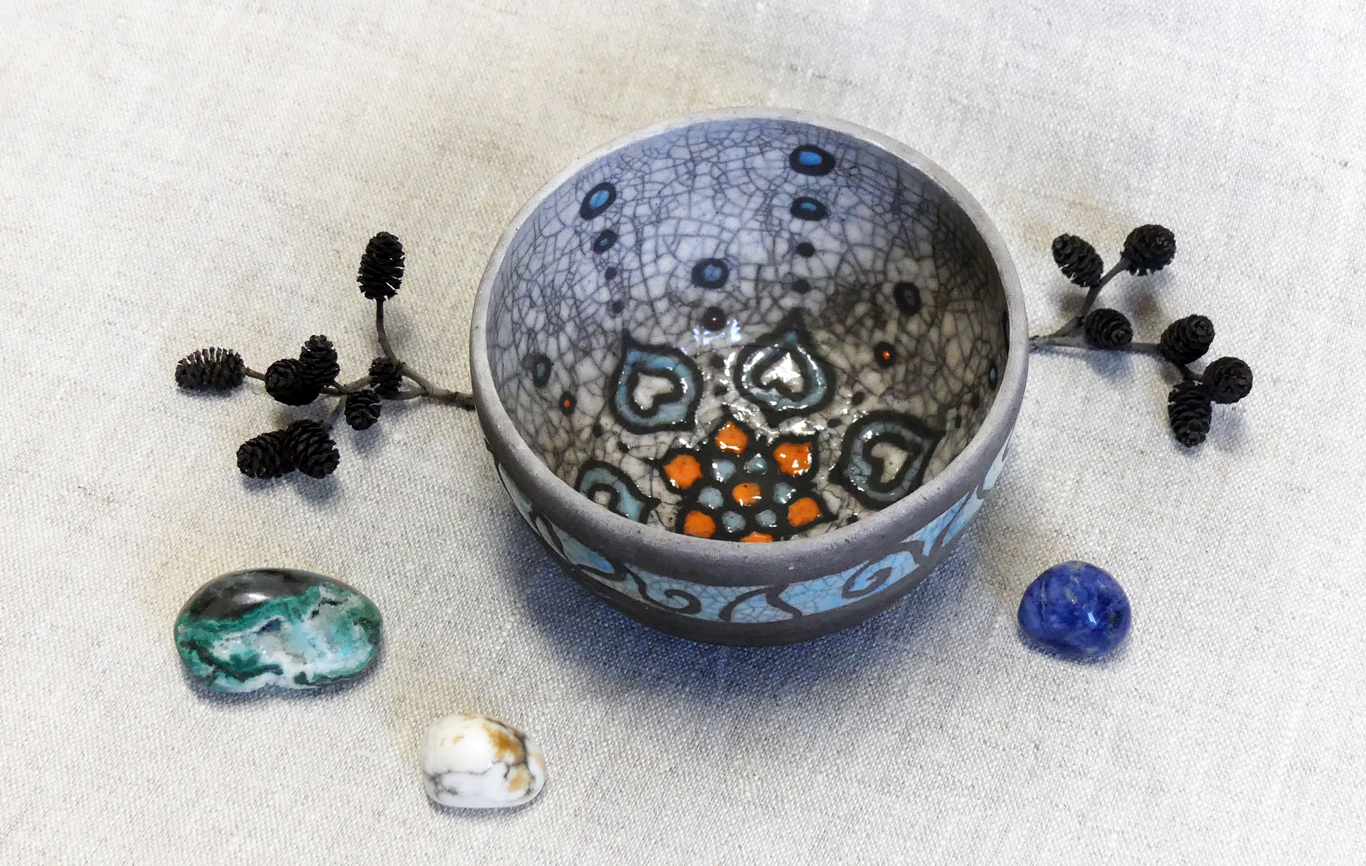 Petit bol en céramique avec mandala interne et frise arabesques extérieure cuisson Raku