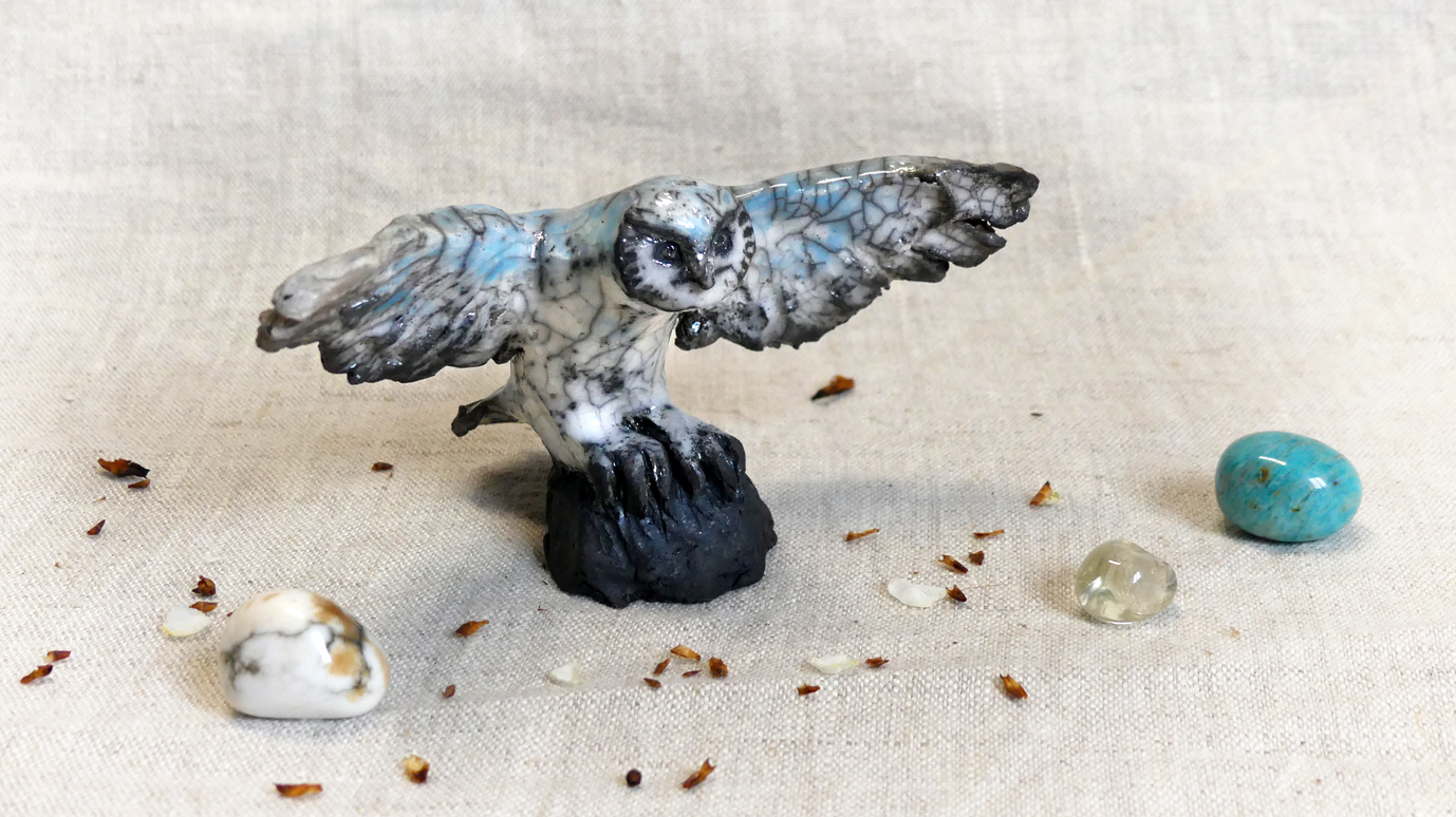 Petite chouette bleue turquoise et blanche qui ouvre ses ailes en céramique cuisson Raku