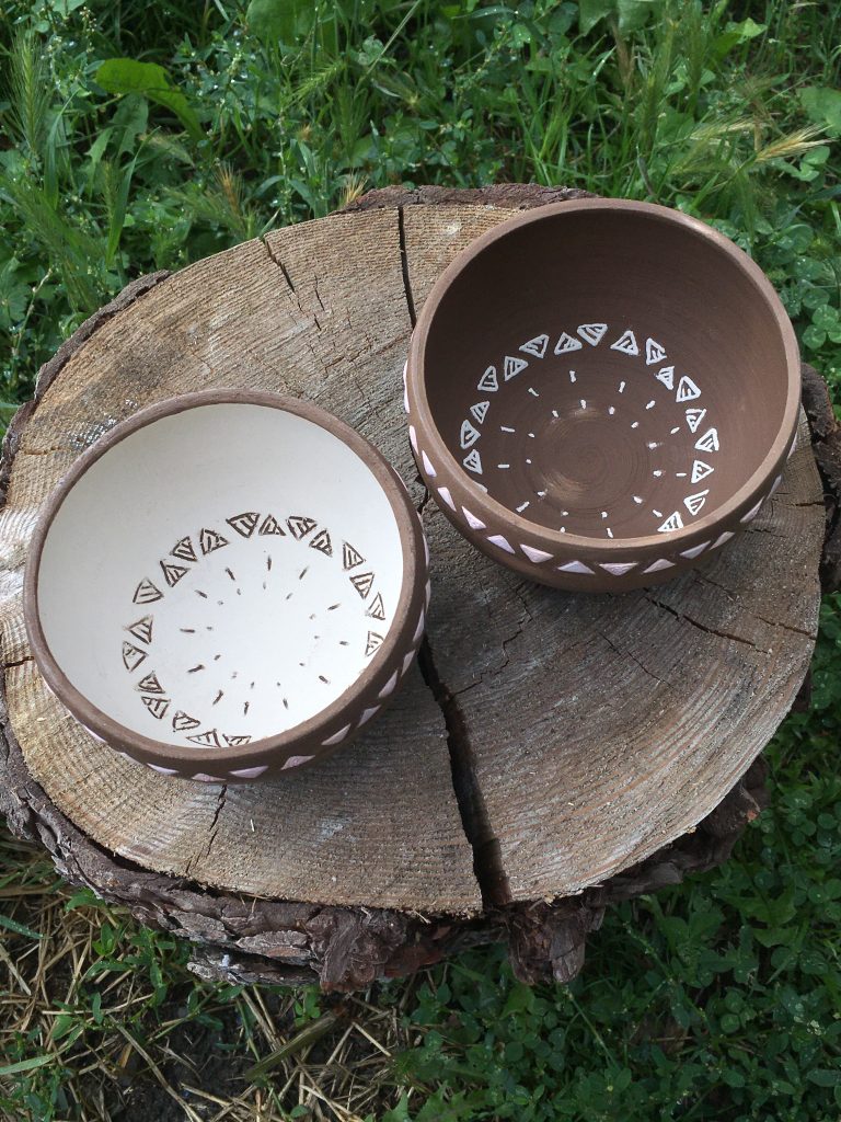 Bols bruns et blancs avec frise mandala interne