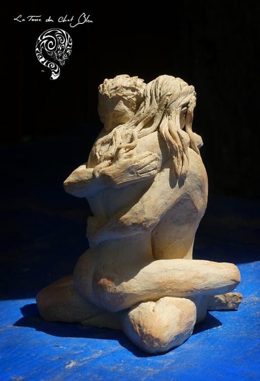 Sculpture d'un couple enlacé, position tantrique du lotus