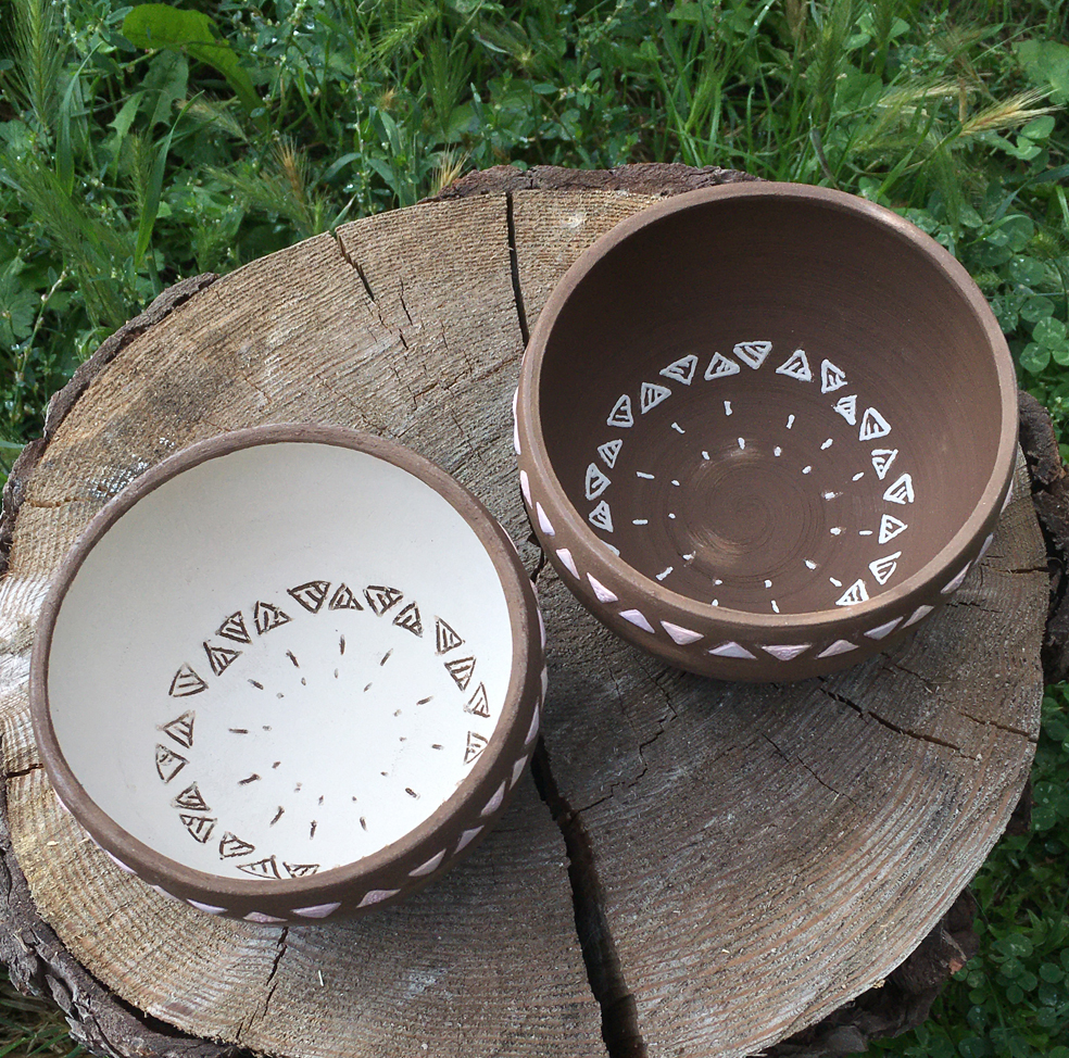 Bols bruns et blancs avec mandala interne
