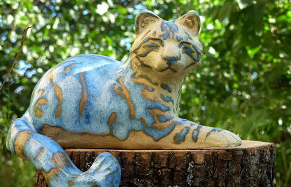 Sculpture de chat en grès émail bleu cristallisé