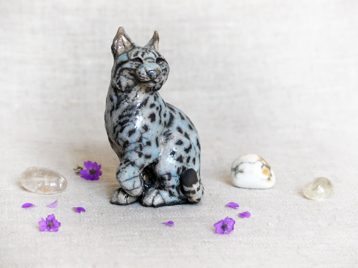 Petit lynx d'Europe assis, pièce unique cuisson Raku