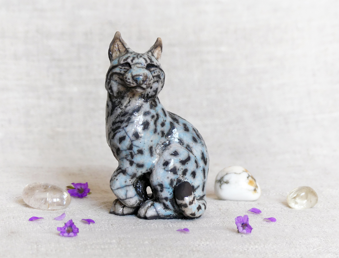 Petit lynx d'Europe assis, pièce unique cuisson Raku