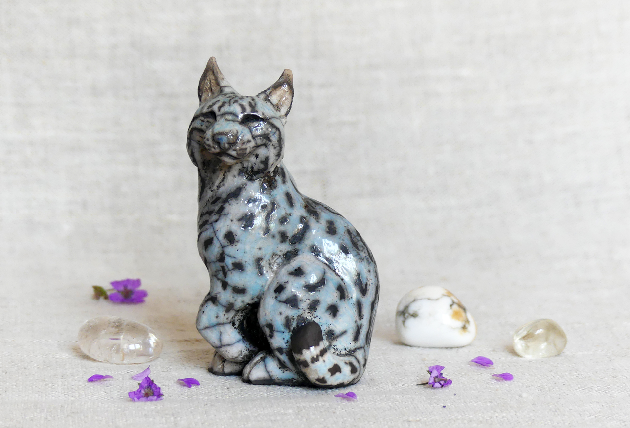 Petit lynx d'Europe assis, pièce unique cuisson Raku