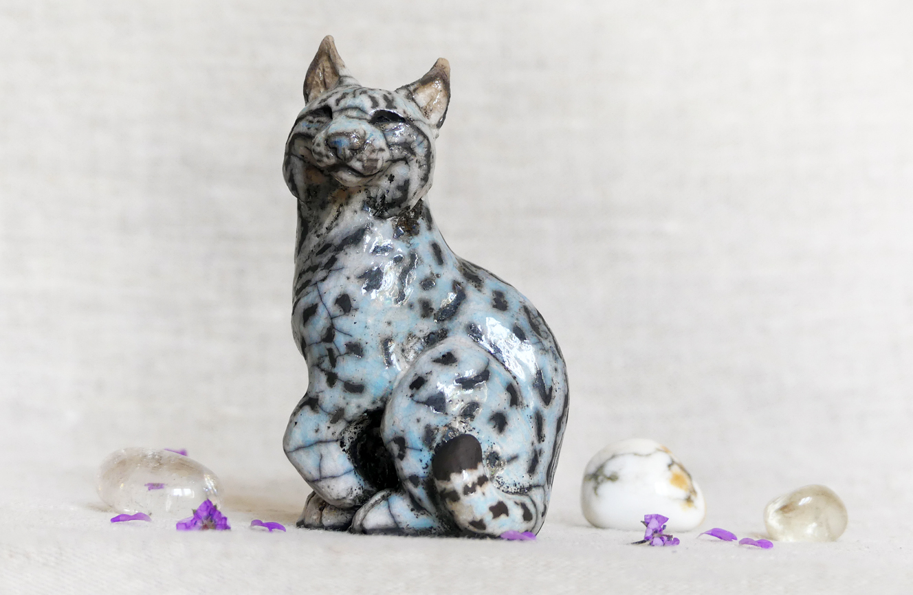 Petit lynx d'Europe assis, pièce unique cuisson Raku