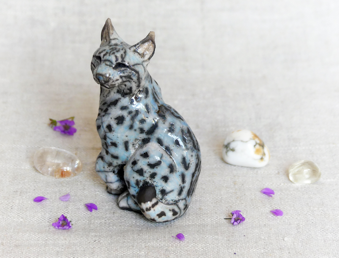 Petit lynx d'Europe assis, pièce unique cuisson Raku