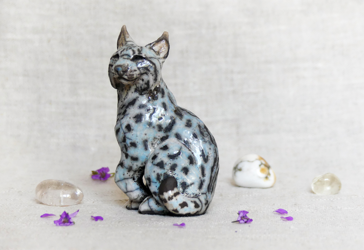 Petit lynx d'Europe assis, pièce unique cuisson Raku