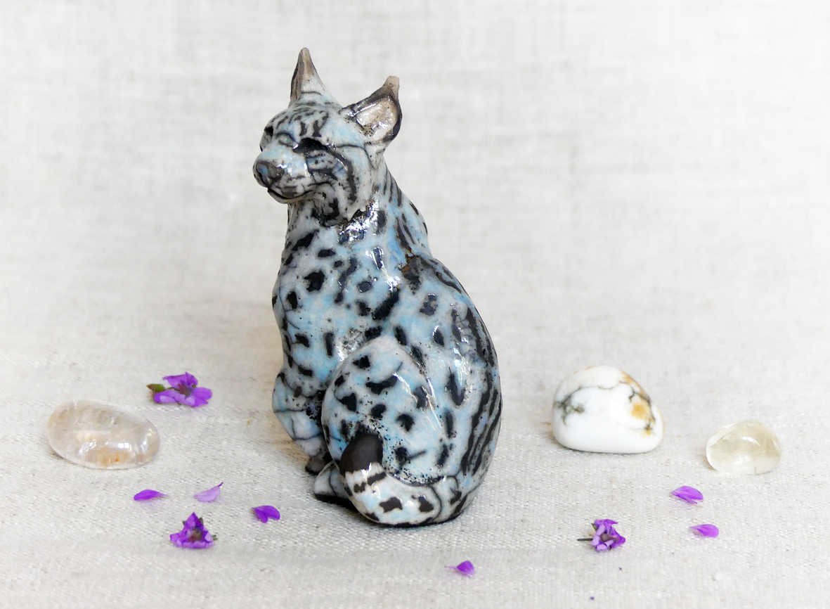 Petit lynx d'Europe assis, pièce unique cuisson Raku