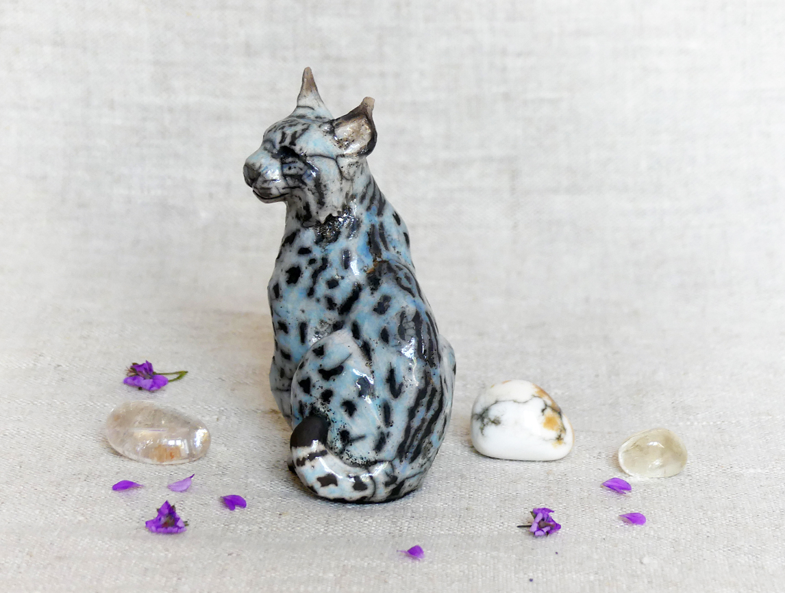 Petit lynx d'Europe assis, pièce unique cuisson Raku
