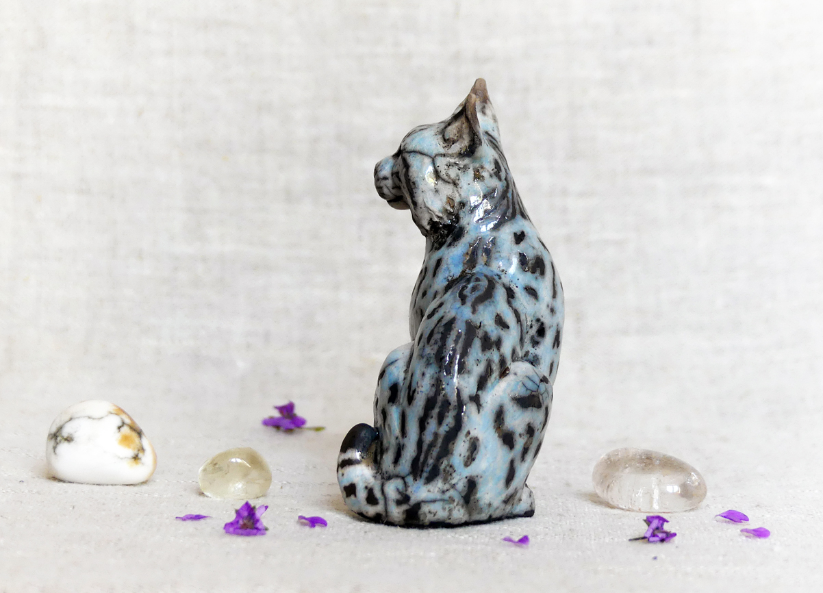 Petit lynx d'Europe assis, pièce unique cuisson Raku