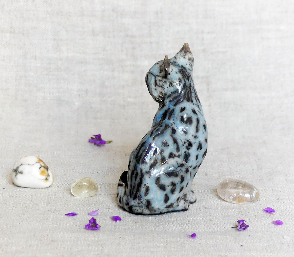 Petit lynx d'Europe assis, pièce unique cuisson Raku