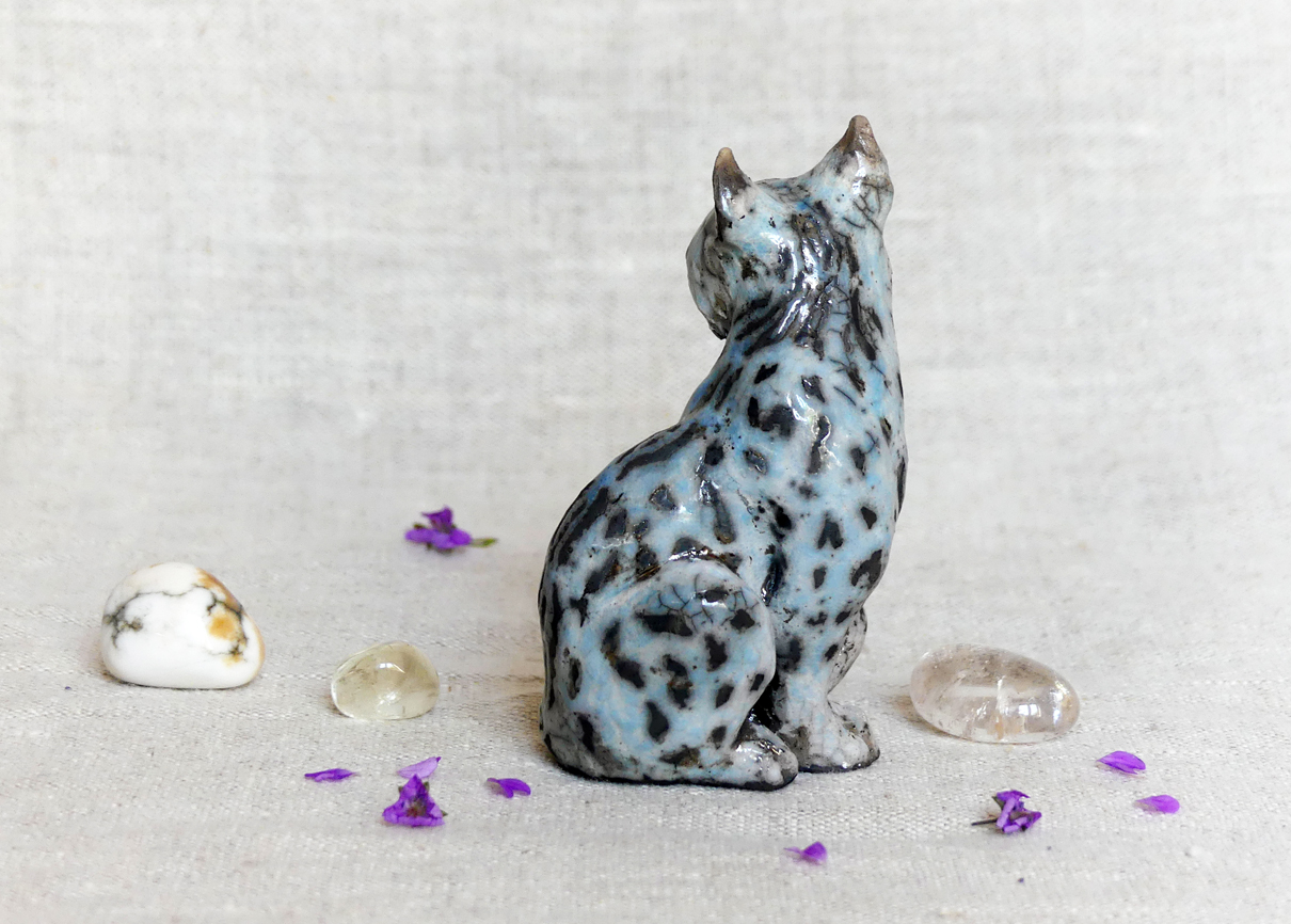 Petit lynx d'Europe assis, pièce unique cuisson Raku
