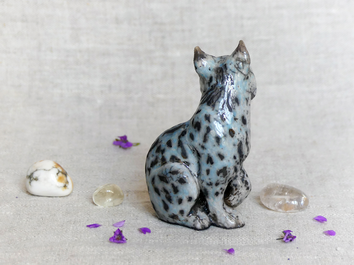 Petit lynx d'Europe assis, pièce unique cuisson Raku
