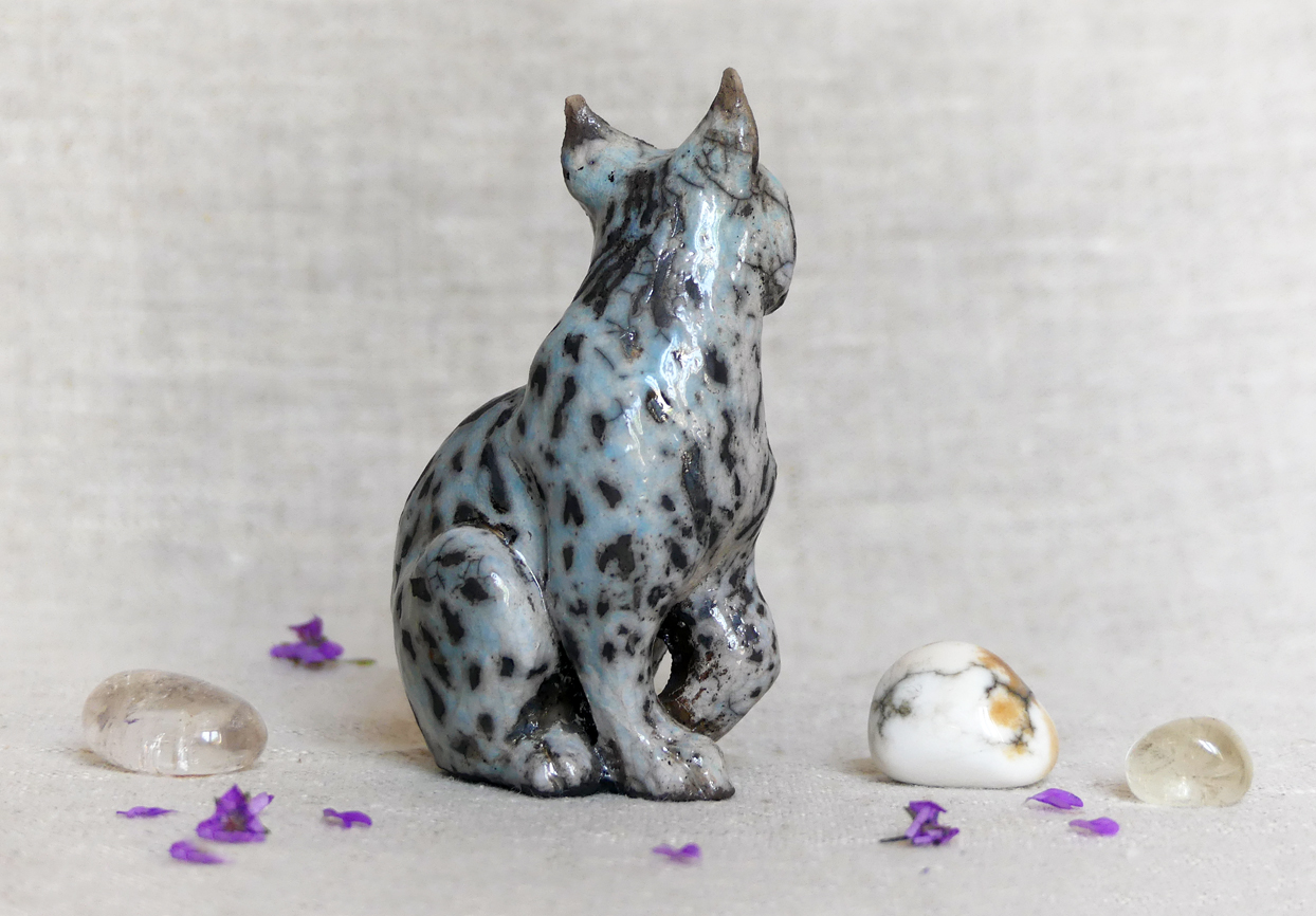 Petit lynx d'Europe assis, pièce unique cuisson Raku