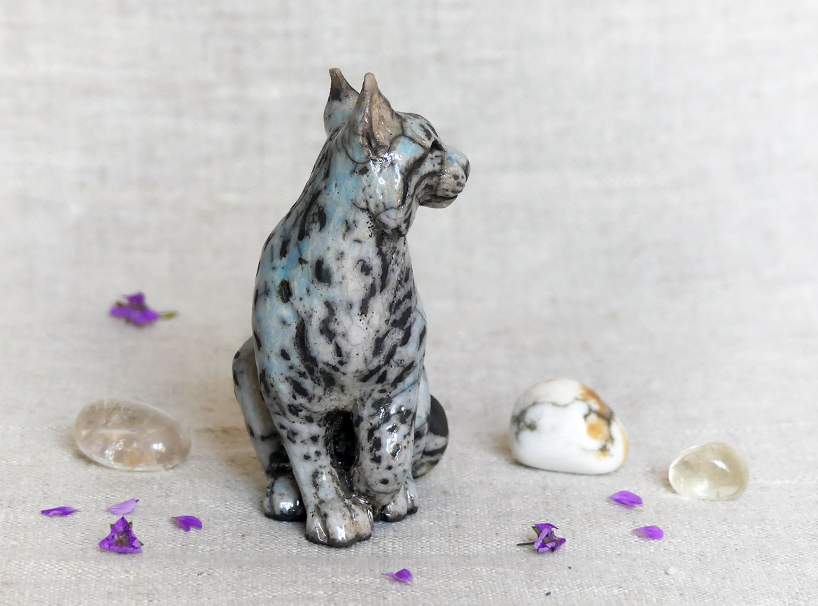 Petit lynx d'Europe assis, pièce unique cuisson Raku