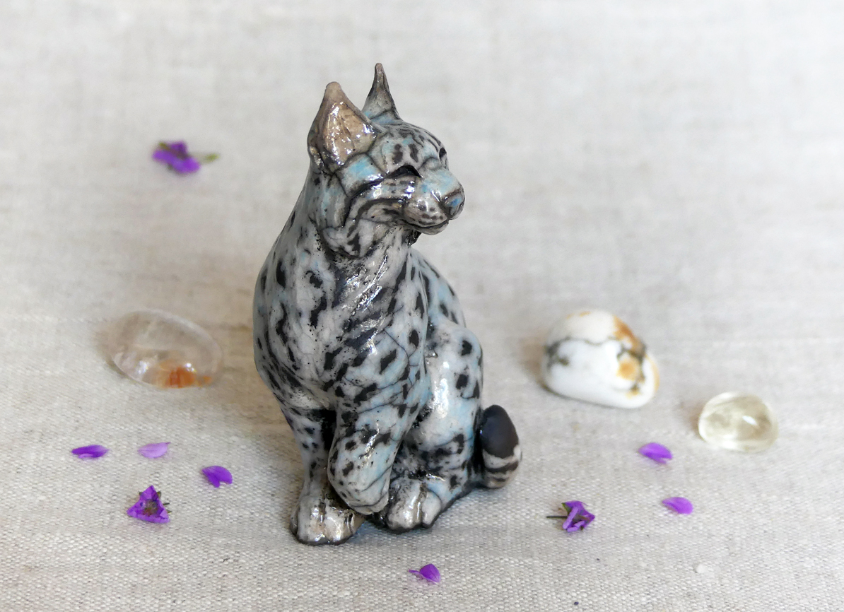 Petit lynx d'Europe assis, pièce unique cuisson Raku