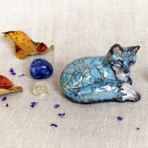 Renard couché turquoise du Petit Peuple