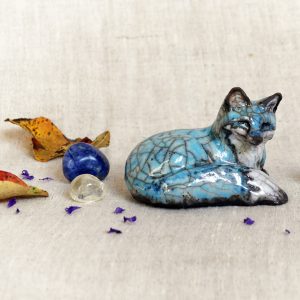 Renard couché turquoise du Petit Peuple