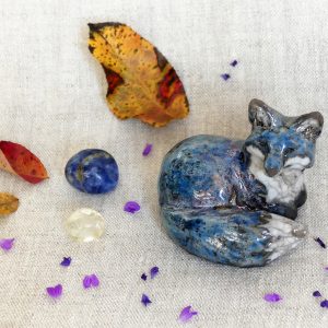 Renard couché bleu cobalt et cuivre du Petit Peuple