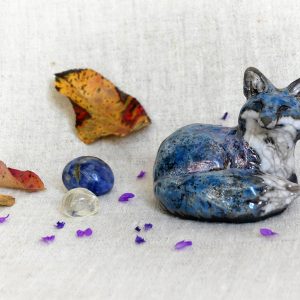 Renard couché bleu cobalt et cuivre du Petit Peuple