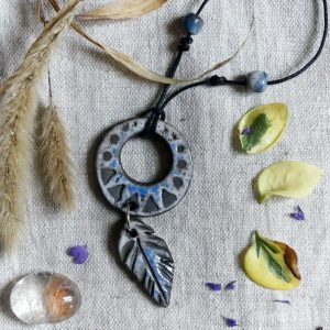 Pendentif attrape-rêves blanc et bleu cobalt