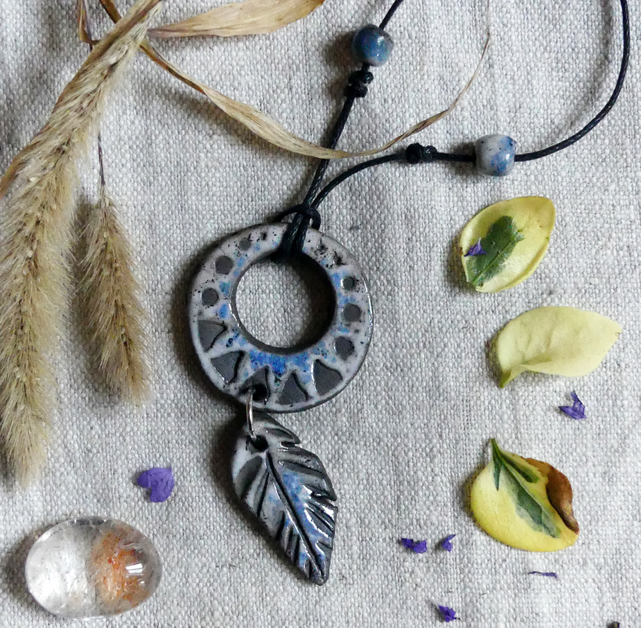 Pendentif attrape-rêves blanc et bleu cobalt en céramique artisanale