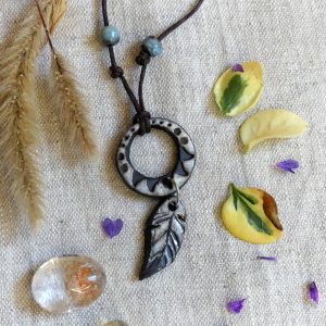 Pendentif petit attrape-rêves blanc et turquoise léger