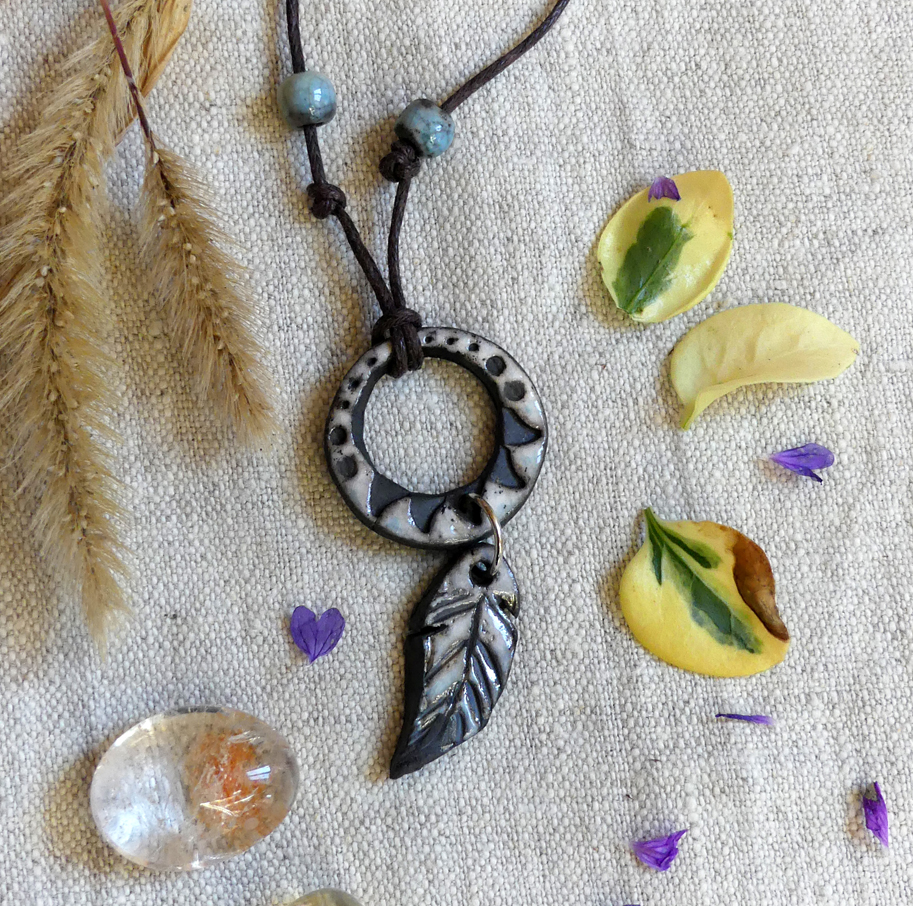 Pendentif attrape-rêves blanc et turquoise en céramique