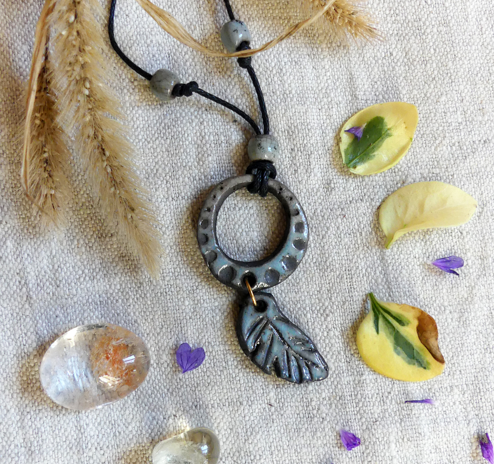 Pendentif attrape-rêves vert d'eau en céramique artisanale