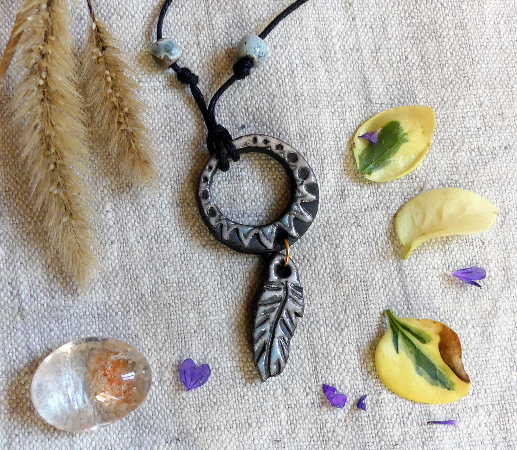 Pendentif attrape-rêves blanc et turquoise en céramique artisanale