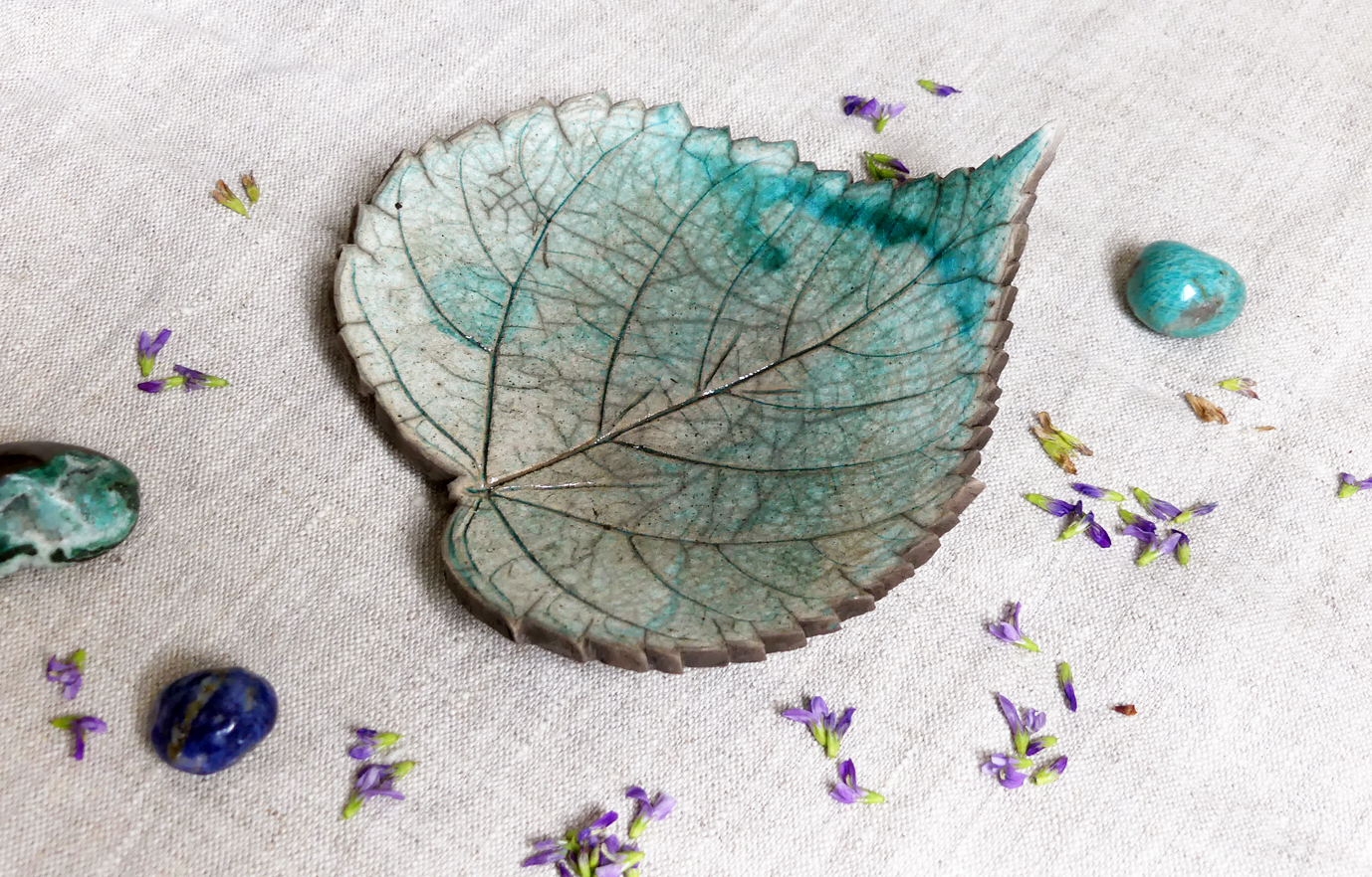 Petite coupelle feuille de tilleul estampée céramique Raku