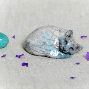 Chat endormi en rond du Petit Peuple