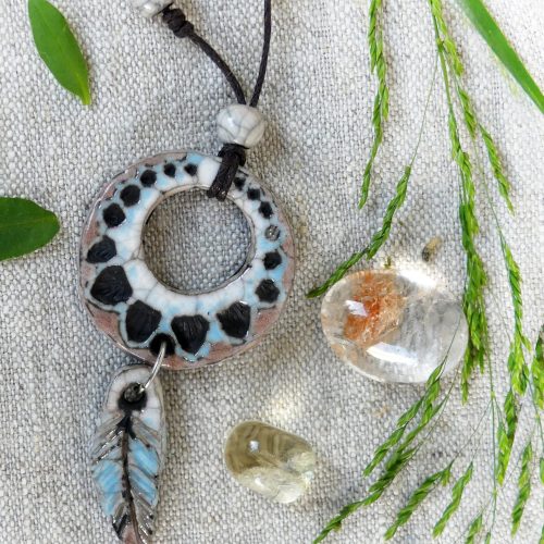 Pendentif attrape-rêves blanc, turquoise et rosé en raku
