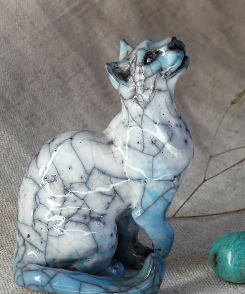 Sculpture de chat en céramique blanc et turquoise cuisson Raku