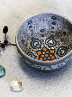 Bol en céramique avec un motif de mandala coloré à l'intérieur, cuisson Raku